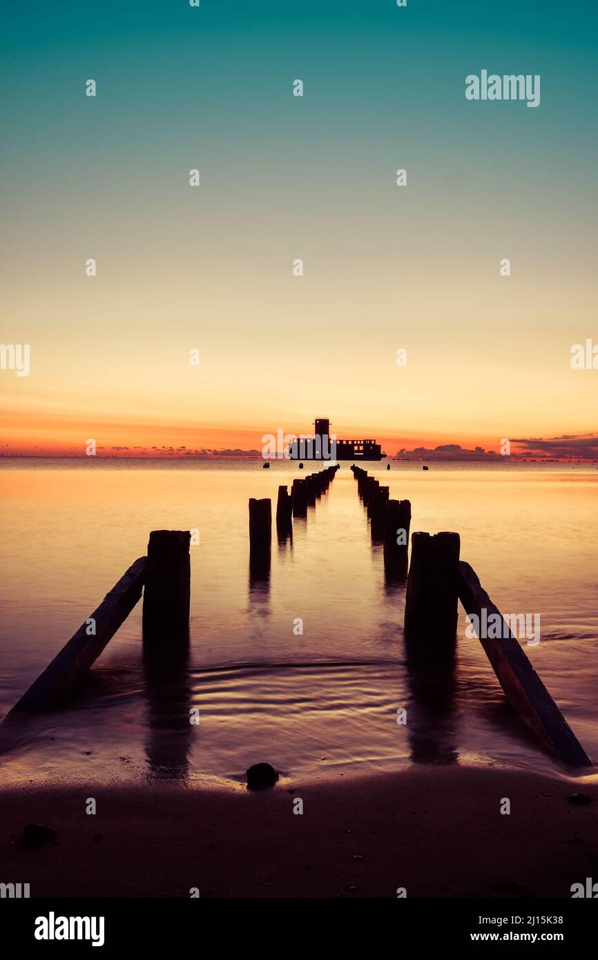 Bellissimo paesaggio di mare al mattino. Un'alba da sogno sul mare polacco. Foto a lunga esposizione. Foto Stock