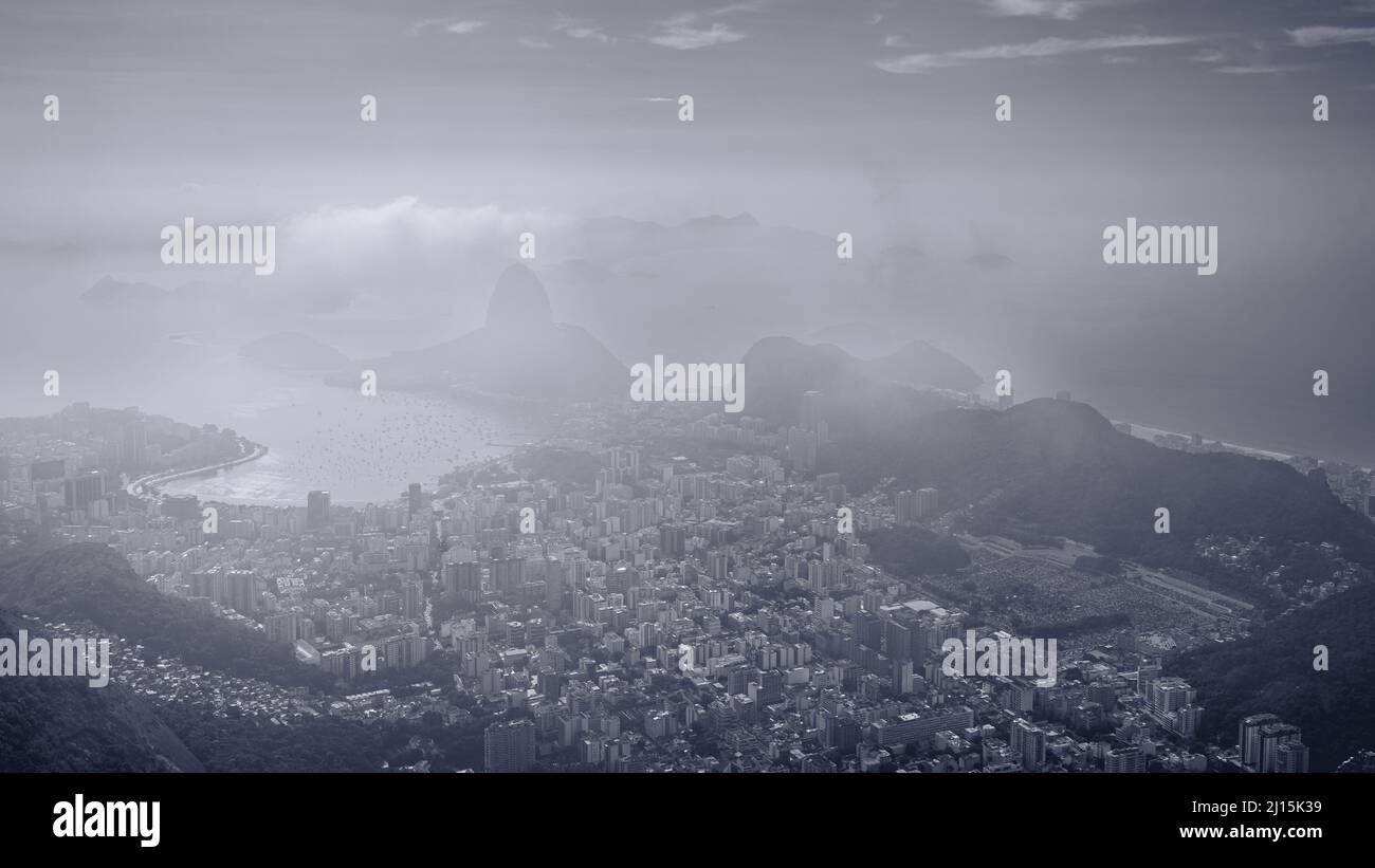 Vista nuvolosa dalla cima del Monte Corcovado a Rio de Janeiro, Brasile. Foto Stock