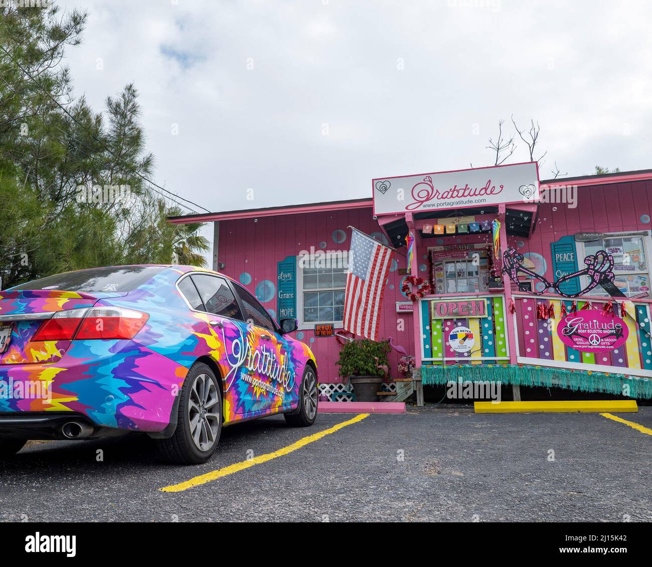 PORT ARANSAS, TX - 31 GEN 2020: Auto colorata Honda con lavoro di vernice personalizzato per la pubblicità è parcheggiata di fronte a gratitudine, un negozio di articoli da regalo unico. Foto Stock