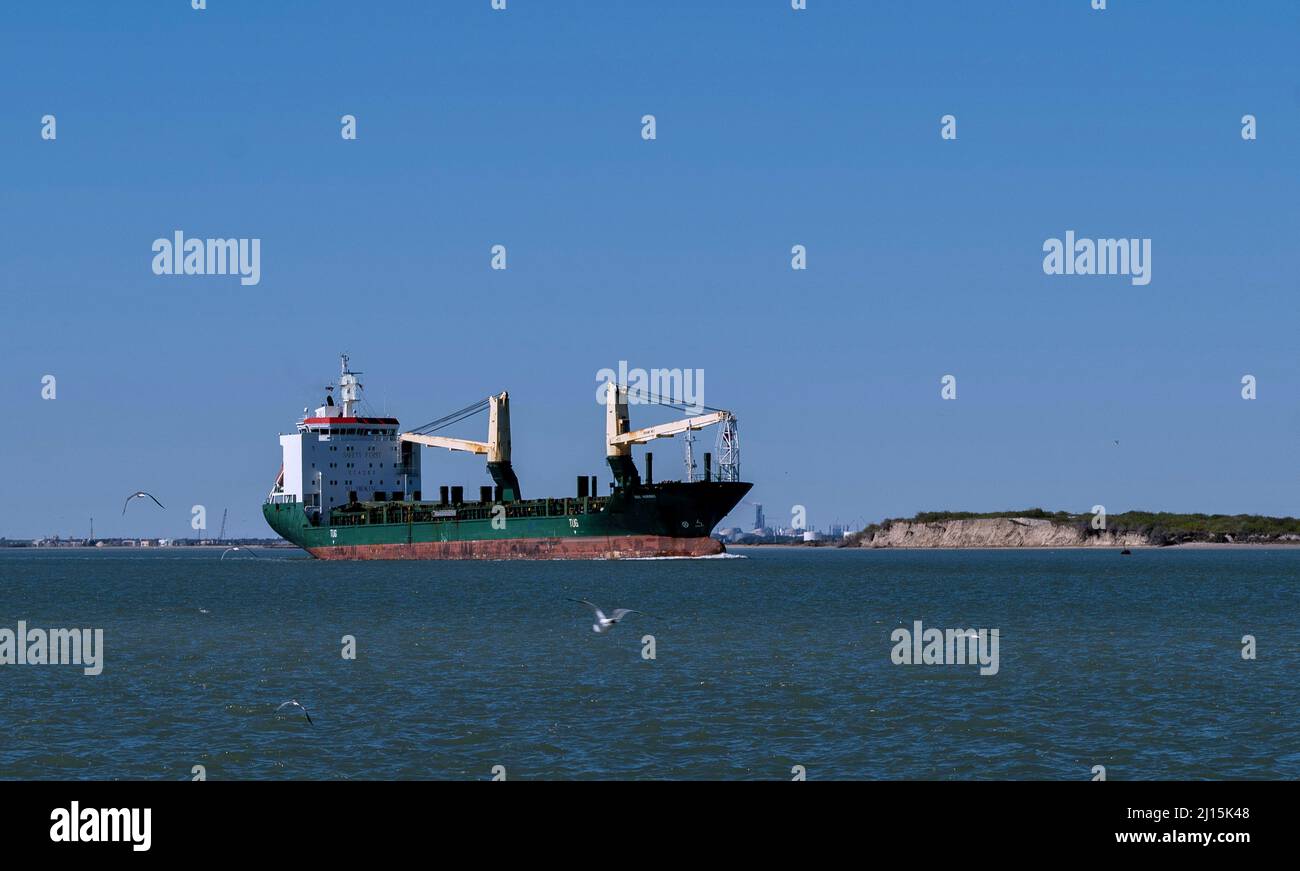 PORT ARANSAS, TX - 29 JAN 2020: La BBC QUEBEC, una nave da carico generale, sta navigando sul canale di navigazione tra Corpus Christi, Texas e il Golfo di Foto Stock