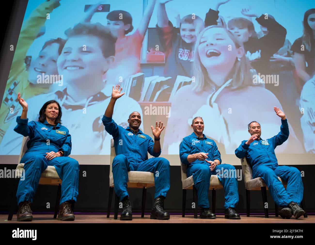 SpaceX Crew-1 astronauti della NASA, da sinistra a destra, Shannon Walker, Victor Glover, Mike Hopkins, E Giappone Aerospace Exploration Agency (JAXA) astronauta Soichi Noguchi, ondate agli studenti durante una sessione di domande e risposte dal vivo nel teatro Oprah Winfrey al National Museum of African American History and Culture (NMAAHC), martedì 16 novembre 2021, a Washington. Hopkins, Glover, Walker e Noguchi hanno lanciato la prima missione di rotazione dell'equipaggio nella Stazione spaziale Internazionale per la navicella spaziale Falcon 9 e Crew Dragon di SpaceX, come parte del programma Commercial Crew dell'agenzia, e hanno trascorso 168 giorni Foto Stock