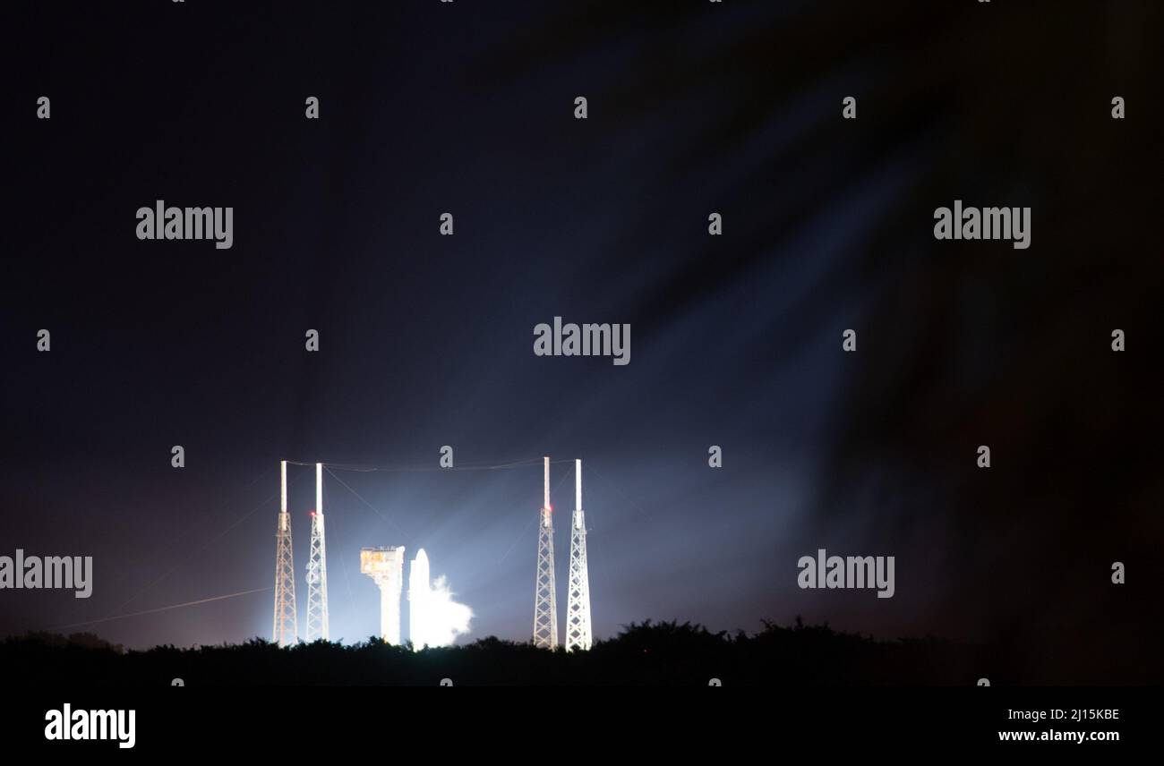 Un razzo United Launch Alliance Atlas V che trasporta la missione Space Test Program 3 (STP-3) del Dipartimento della Difesa è visto illuminato da riflettori al Space Launch Complex 41 presso la Stazione spaziale di Cape Canaveral, martedì 7 dicembre 2021, dal Kennedy Space Force Center della NASA in Florida. La navicella spaziale satellite-6 (STPSat-6) della missione ospita il laser Communications Relay Demonstration (LCRD) della NASA e la NASA-U.S. Laboratorio Navale di ricerca ultravioletto Spectro-Coronagraph (UVSC) Pathfinder. Photo Credit: (NASA/Joel Kowsky) Foto Stock