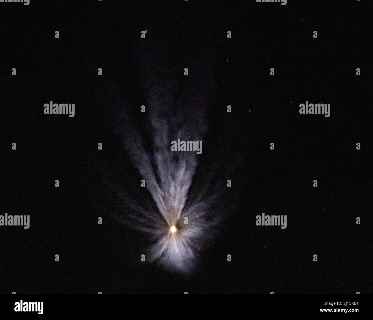 Un razzo Atlas V della United Launch Alliance lancia la missione Space Test Program 3 (STP-3) del Dipartimento della Difesa dallo Space Launch Complex 41 alla Stazione spaziale di Cape Canaveral, martedì 7 dicembre 2021, dal Kennedy Space Center della NASA in Florida. La navicella spaziale satellite-6 (STPSat-6) della missione ospita il laser Communications Relay Demonstration (LCRD) della NASA e la NASA-U.S. Laboratorio Navale di ricerca ultravioletto Spectro-Coronagraph (UVSC) Pathfinder. Photo Credit: (NASA/Joel Kowsky) Foto Stock