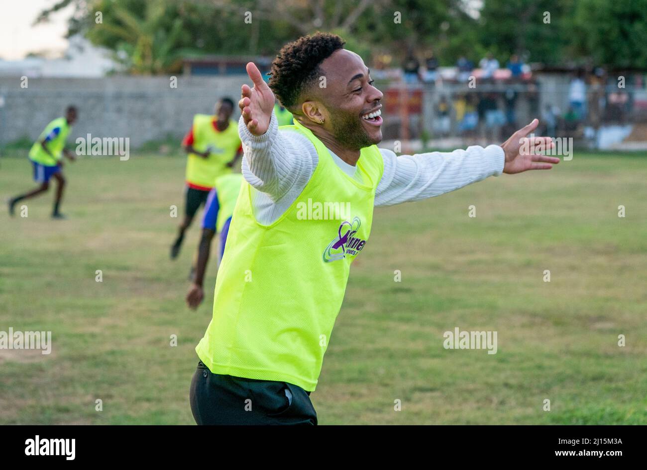 Manchester City e Raheem Sterling in Inghilterra durante una partita di calcio con il Duca di Cambridge e giovani calciatori locali durante una visita a Trenchtown a Kingston, Giamaica, il quarto giorno del loro tour dei Caraibi per conto della Regina per celebrare il suo Platinum Jubilee. Data foto: Martedì 22 marzo 2022. Foto Stock