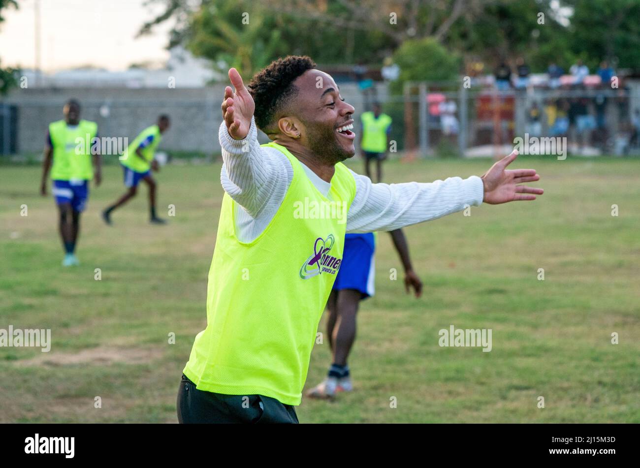 Manchester City e Raheem Sterling in Inghilterra durante una partita di calcio con il Duca di Cambridge e giovani calciatori locali durante una visita a Trenchtown a Kingston, Giamaica, il quarto giorno del loro tour dei Caraibi per conto della Regina per celebrare il suo Platinum Jubilee. Data foto: Martedì 22 marzo 2022. Foto Stock