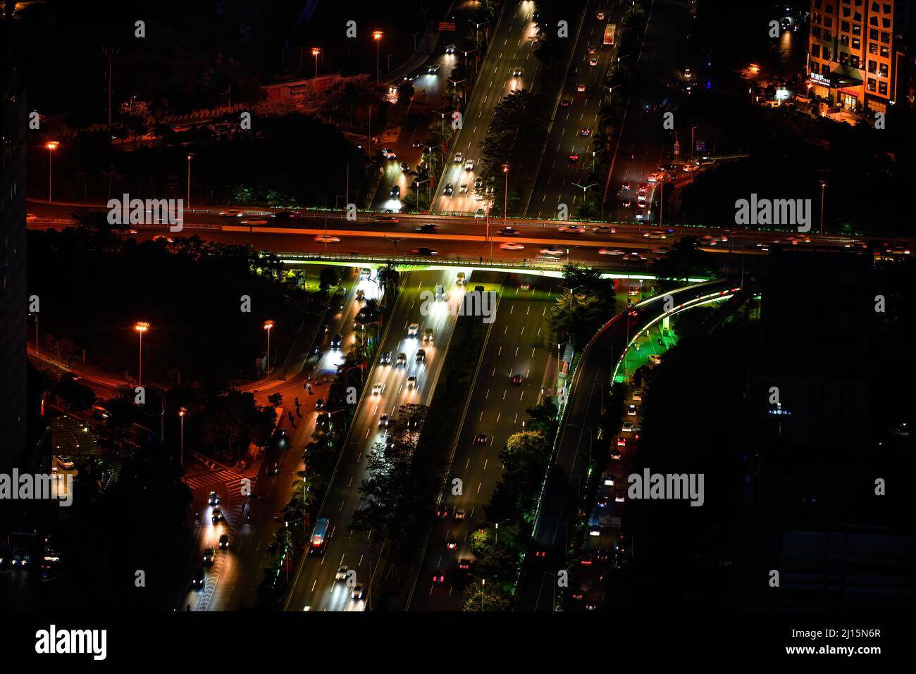 Vista notturna della strada della città e cavalcavia a Nanning, Guangxi, Cina Foto Stock