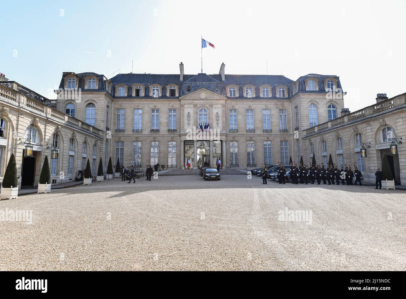 L'illustrazione mostra l'ingresso (all'interno del cortile) al Palazzo Presidenziale Elysee (Palais de l'Elysée). Foto Stock