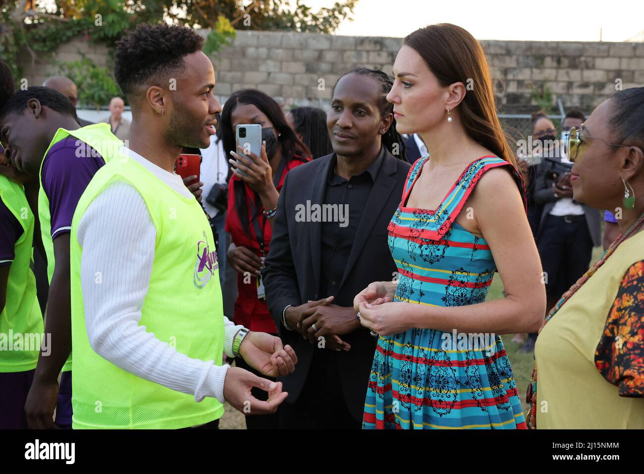 La Duchessa di Cambridge parla a Manchester City e al Raheem Sterling dell'Inghilterra durante una visita a Trench Town, il luogo di nascita del reggae a Kingston, Giamaica, il quarto giorno del loro tour dei Caraibi per conto della Regina per celebrare il suo Platinum Jubilee. Data foto: Martedì 22 marzo 2022. Foto Stock