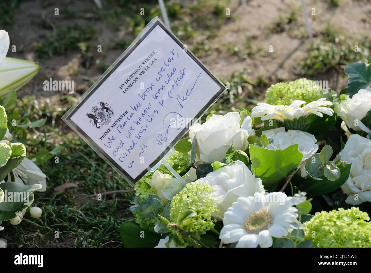 Londra, Regno Unito. Un messaggio tributo floreale scritto dal primo Ministro Boris Johnson che ricorda le vittime dell'attacco terroristico di Wesminster del 2017. Foto Stock
