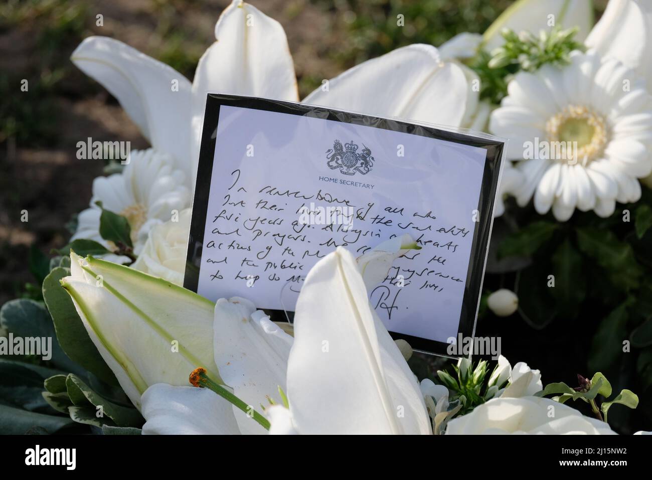 Londra, Regno Unito. Un messaggio tributo floreale scritto dal Segretario di Stato Priti Patel che ricorda le vittime dell'attacco terroristico di Wesminster del 2017. Foto Stock