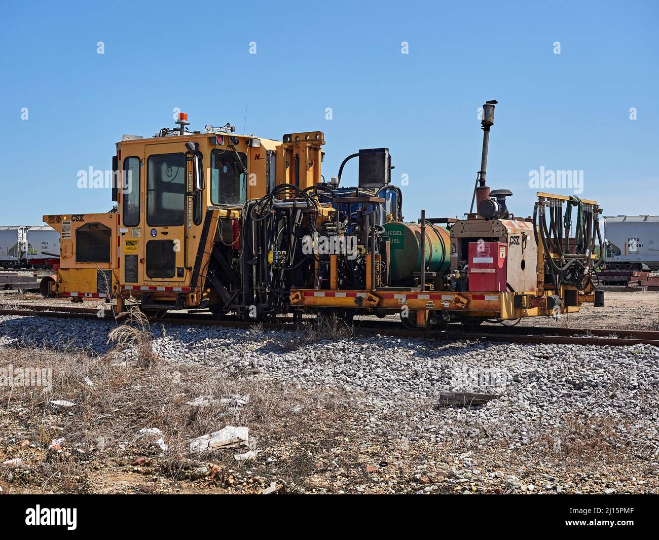 Veicolo di manutenzione della pista ferroviaria vicino al cantiere CSX a Montgomery Alabama, USA. Foto Stock