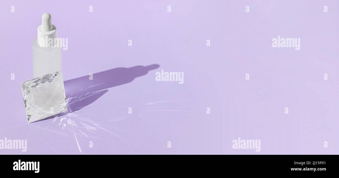 Flacone cosmetico in vetro con confezionamento del prodotto per pipette su fondo lilla, siero anti invecchiamento con collagene e peptidi con rifrazione del prisma in vetro Foto Stock