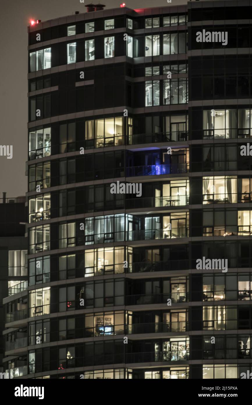 Vedove di un edificio di appartamenti nel centro di Toronto illuminato di notte Foto Stock