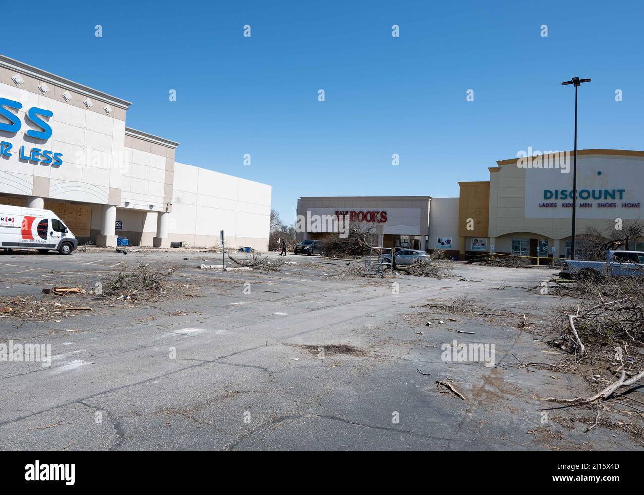 Round Rock, Texas, Stati Uniti. 22nd Mar 2022. Il personale di restauro pulisce i danni a Ross, libri a metà prezzo, e lo sconto dd's da un tornado il 21 2022 marzo che ha toccato in basso a Round Rock, Texas. Matthew Lynch via CSM/Alamy Live News Foto Stock