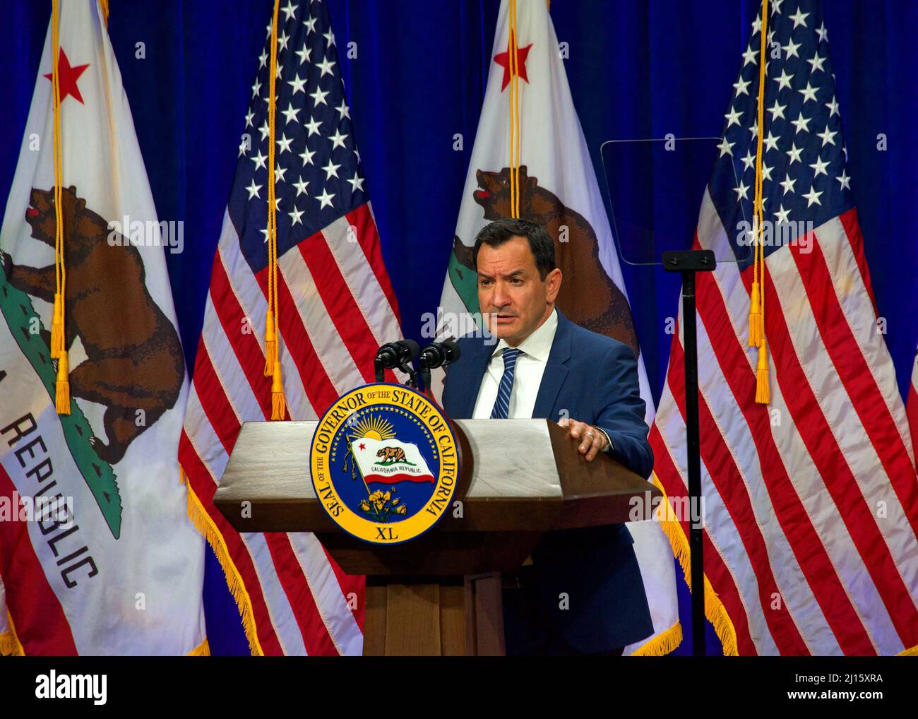 Sacramento, CA - 8 marzo 2022: L’onorevole Anthony Rendon, Presidente dell’Assemblea della California, intervenendo presso lo Stato dello Stato di Sacram Foto Stock