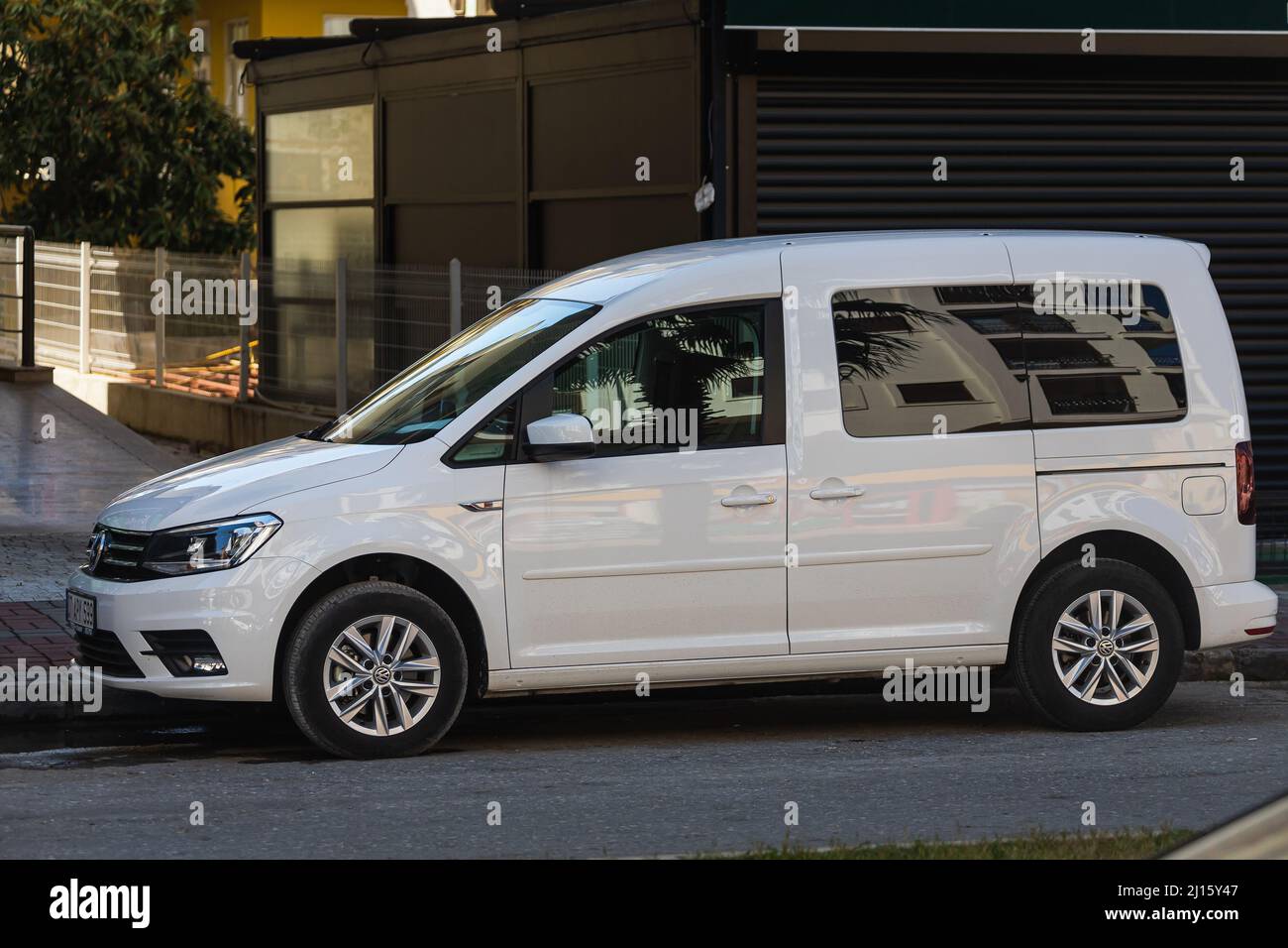 Side; Turchia – Marzo 01 2022: White Volkswagen Caddy è parcheggiato sulla strada in una giornata calda sullo sfondo di un edificio Foto Stock