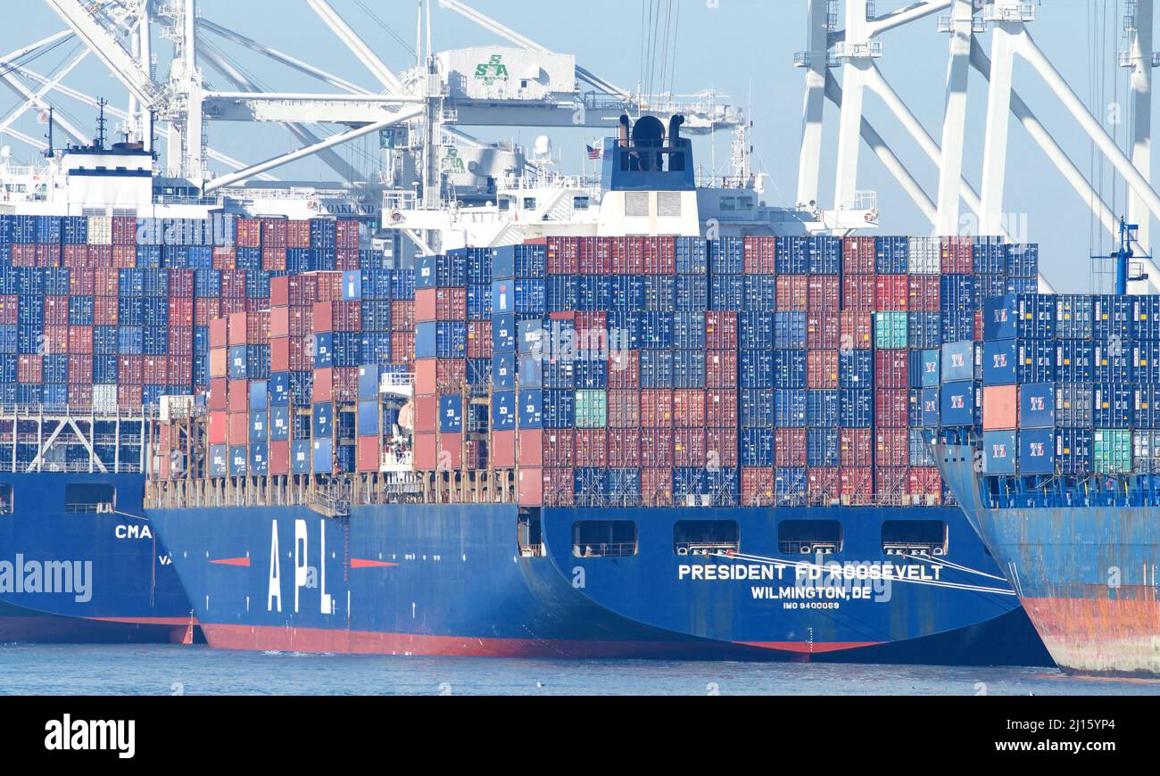 Oakland, CA - 10 gennaio 2022: Nave da carico APL PRESIDENTE FD ROOSEVELT carico al porto di Oakland. Foto Stock
