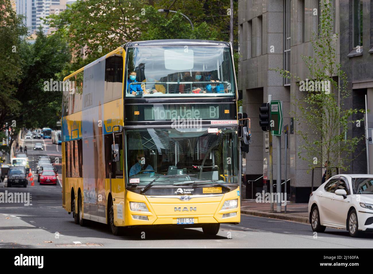 Un autobus a due piani giallo, linea B che parte dal centro di Sydney alla spiaggia di Mona vale nel nuovo Galles del Sud, Australia Foto Stock