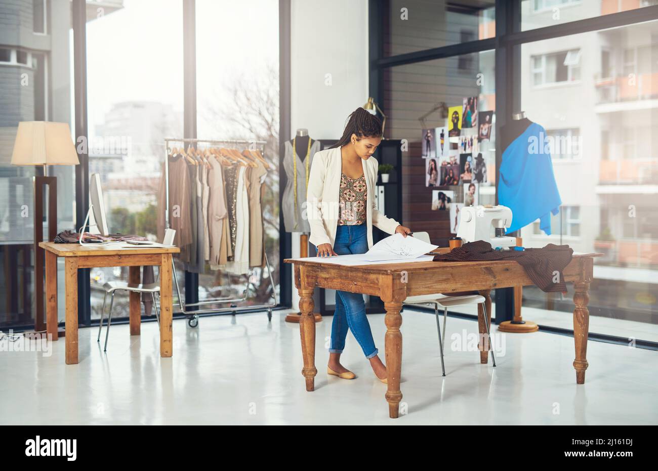 La moda continua ad essere praticabile per me. Scatto di un giovane stilista di successo che lavora alla sua ultima creazione. Foto Stock