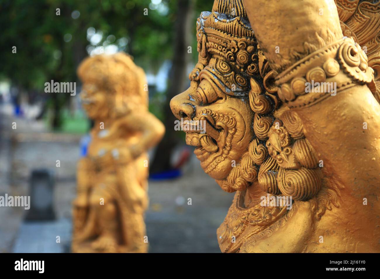 Due statue custode dorate accanto a Kuta Beach a Bali, Indonesia Foto Stock