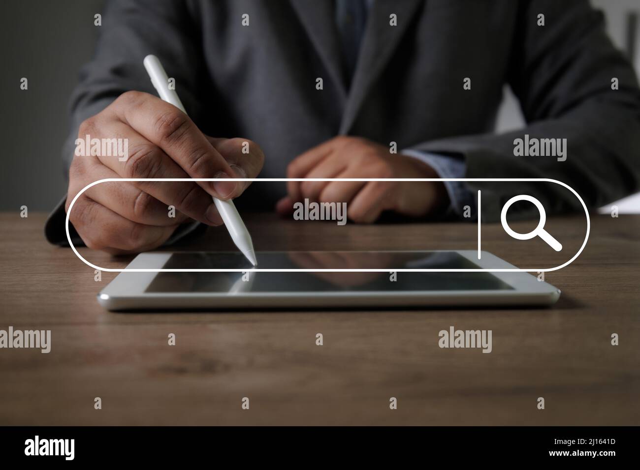 Businessman in possesso di uno smartphoneRicerca di informazioni tecnologia di ricerca ottimizzazione dei dati di motore di ricerca Foto Stock