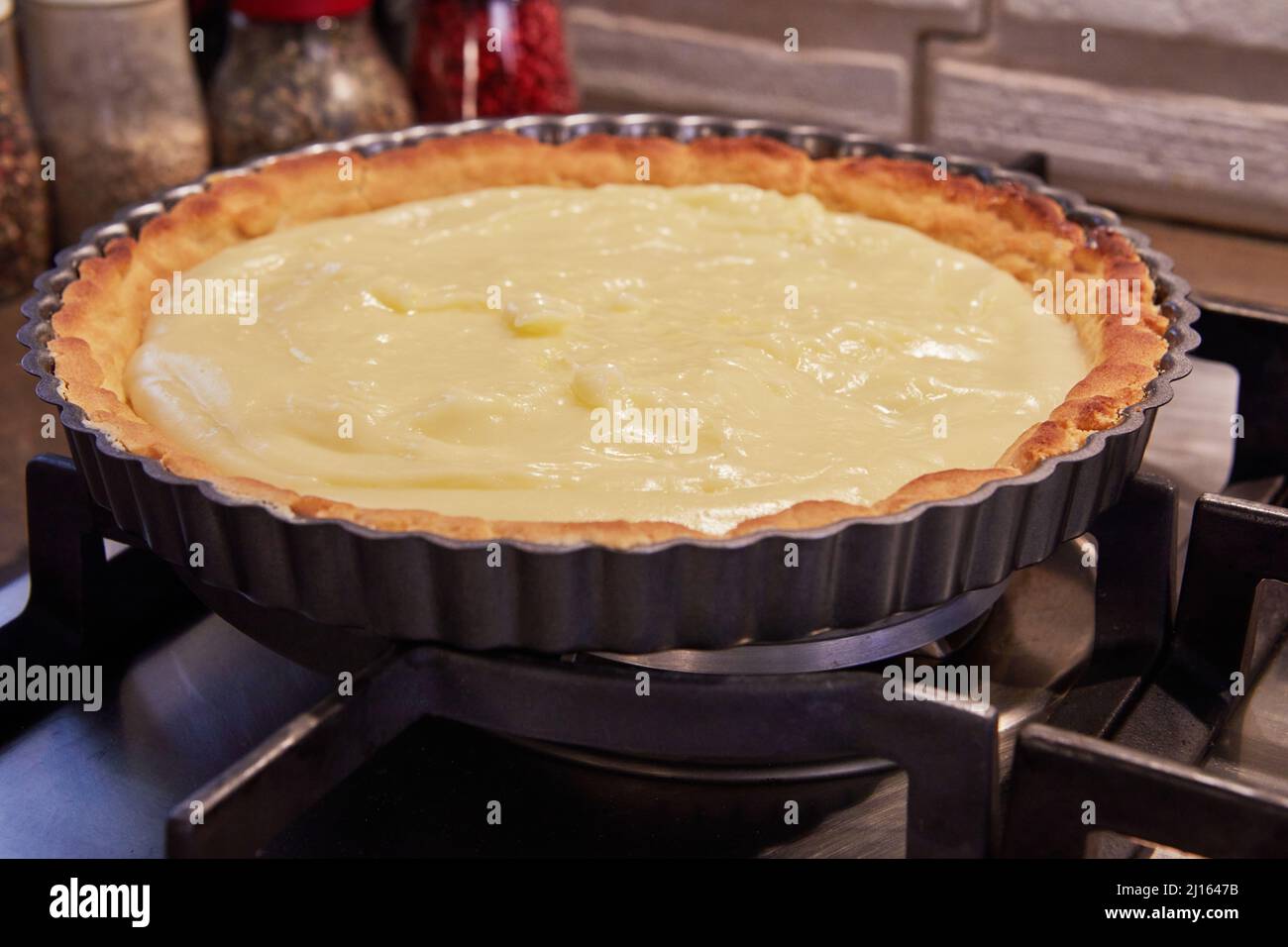 Torta Kiwi, con panna durante la cottura. Cucina gourmet francese Foto Stock