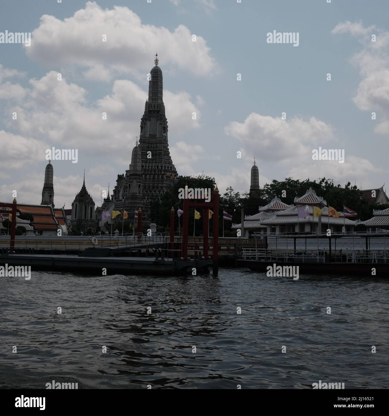 Tempio buddista dell'alba aka Wat Arun Ratchawaram Ratchawaram Ratchawarahawihan aka Wat Arun sul fiume Chao Phraya Bangkok Thailandia Foto Stock