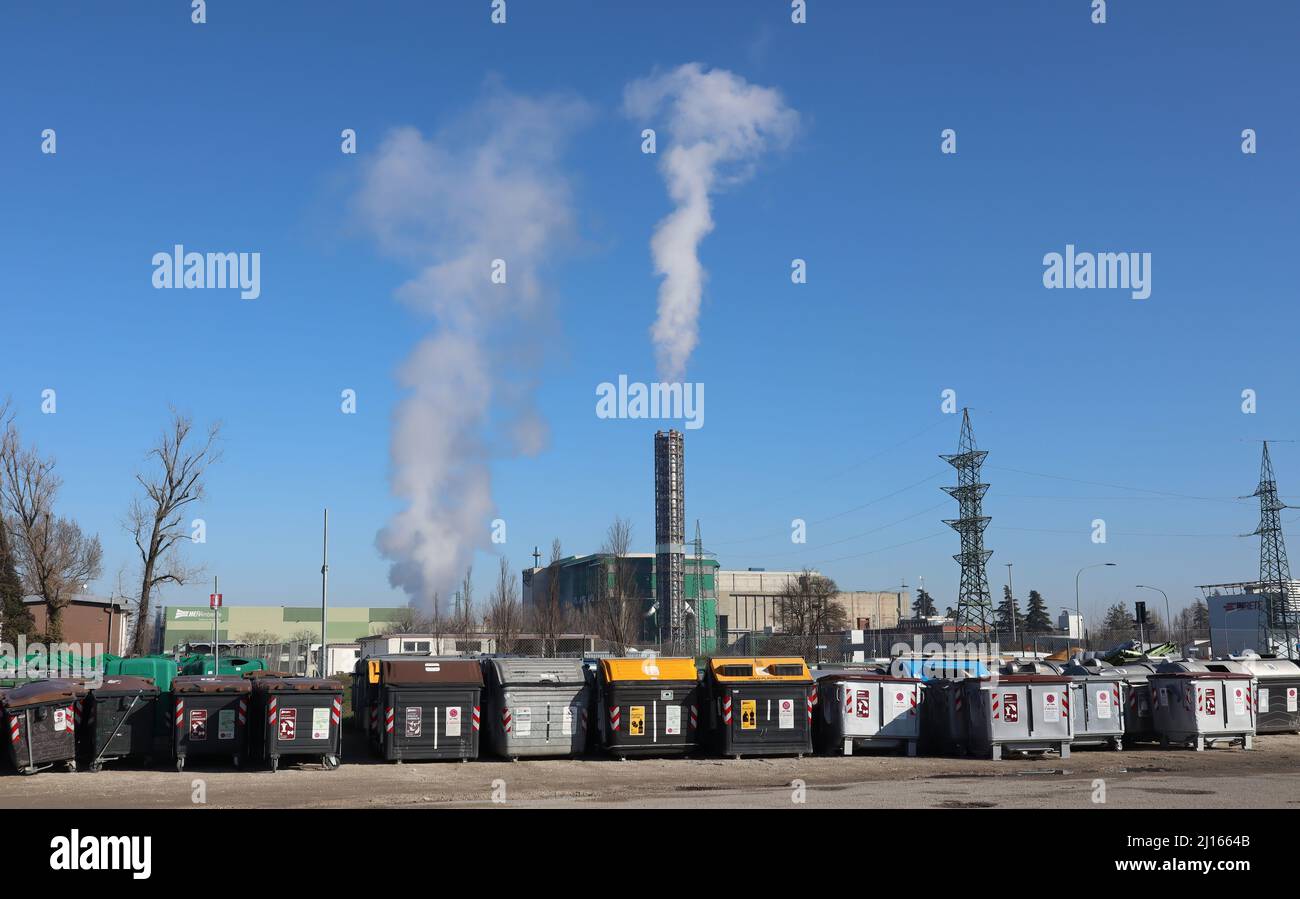 Bologna - Italia - 29 gennaio 2022: Inceneritore di rifiuti del Gruppo Hera. Il Gruppo Hera è un'azienda italiana multi-service per l'ambiente. Foto Stock