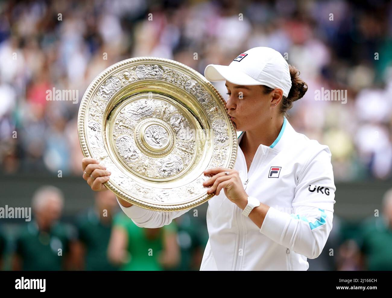 Foto del file datata 10-07-2021 di Ashleigh Barty festeggia con il suo trofeo dopo aver vinto la partita finale singola da donna contro Karolina Pliskova all'All England Lawn Tennis and Croquet Club di Wimbledon. Il numero uno del mondo Ash Barty ha annunciato il suo ritiro dal tennis professionale all'età di 25. L’Australiana, che ha vinto tre grandi slam ed è il campione regnante di Wimbledon e Australian Open, ha detto di ritirarsi dallo sport per una seconda volta per “inseguire altri sogni”. Data di emissione: Mercoledì 23 marzo 2022. Foto Stock