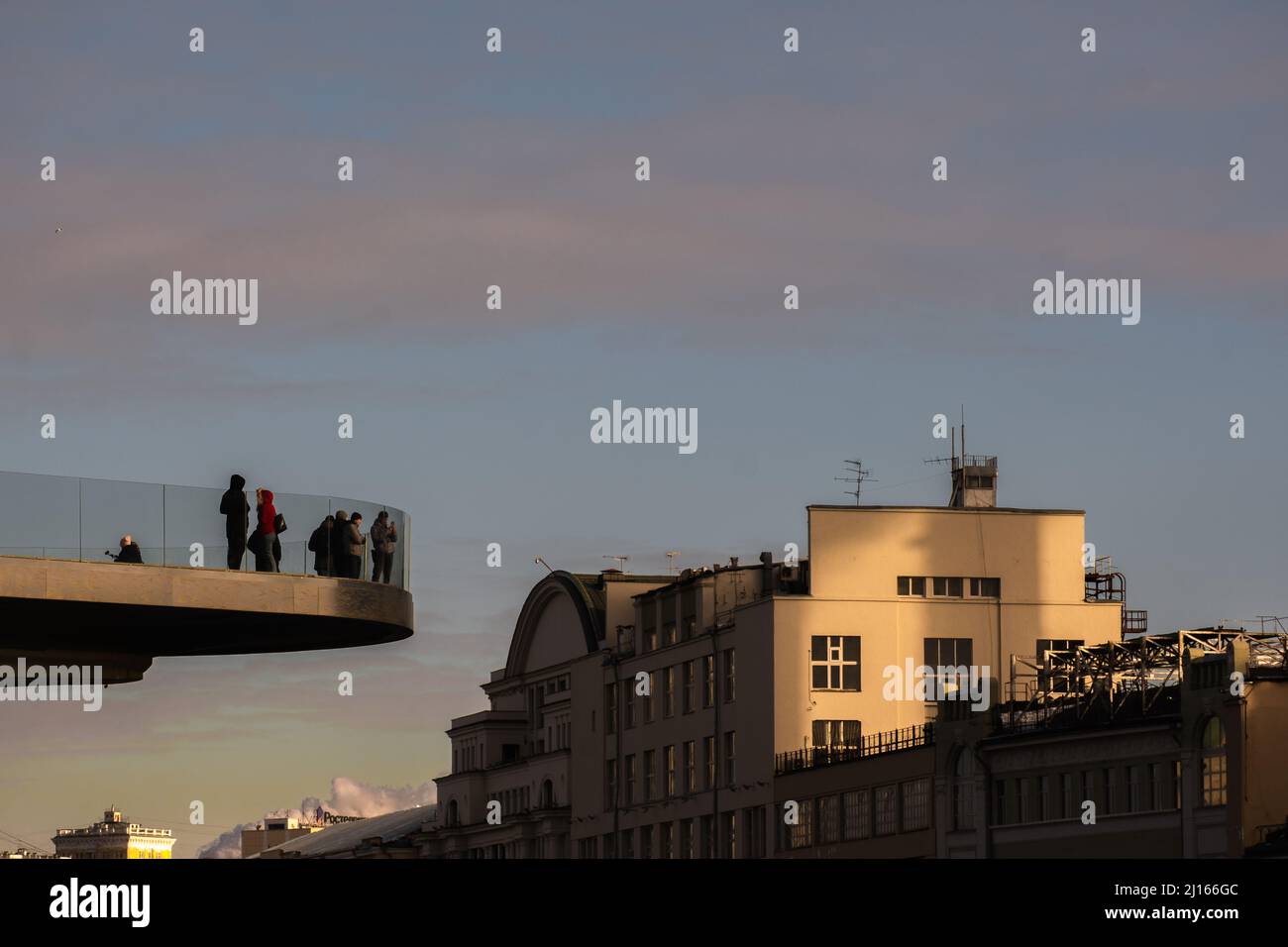 15.03.2022. Mosca, Russia. Persone sul ponte di osservazione nel Parco Zaryadye a Mosca. Foto di alta qualità Foto Stock