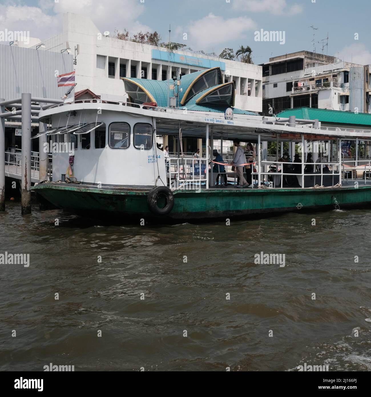Cross River Ferries sul fiume Chao Phraya trasporto a Bangkok Thailandia Foto Stock