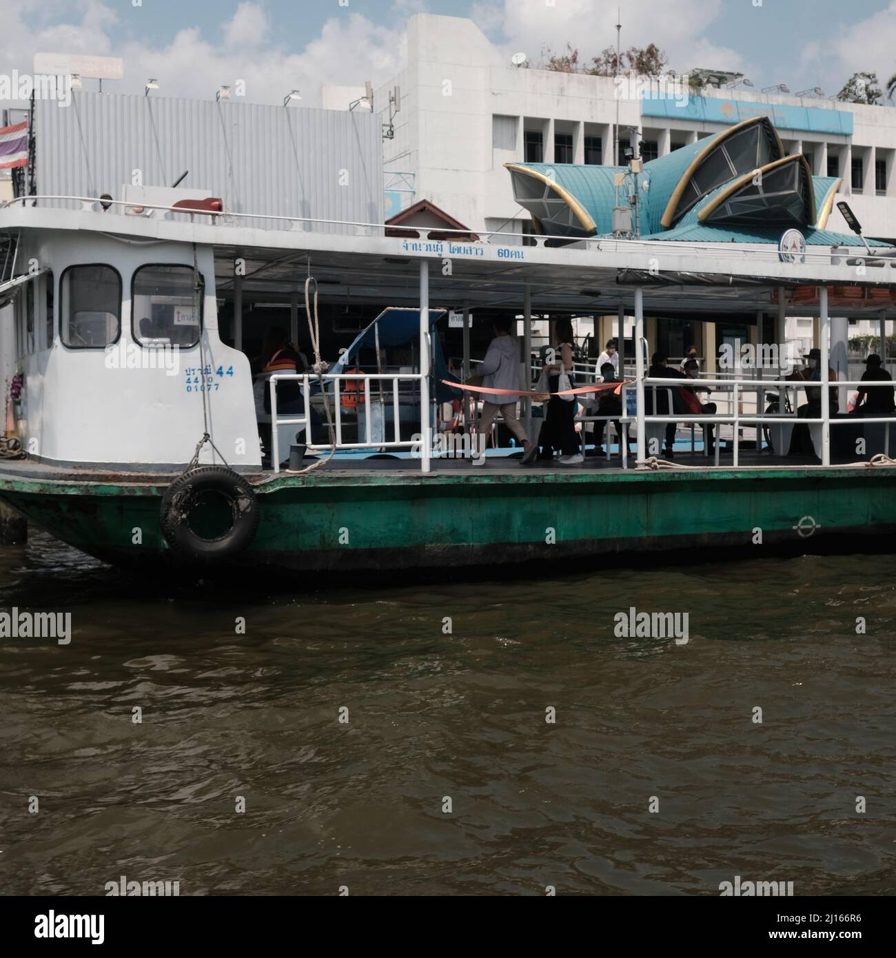 Cross River Ferries sul fiume Chao Phraya trasporto a Bangkok Thailandia Foto Stock