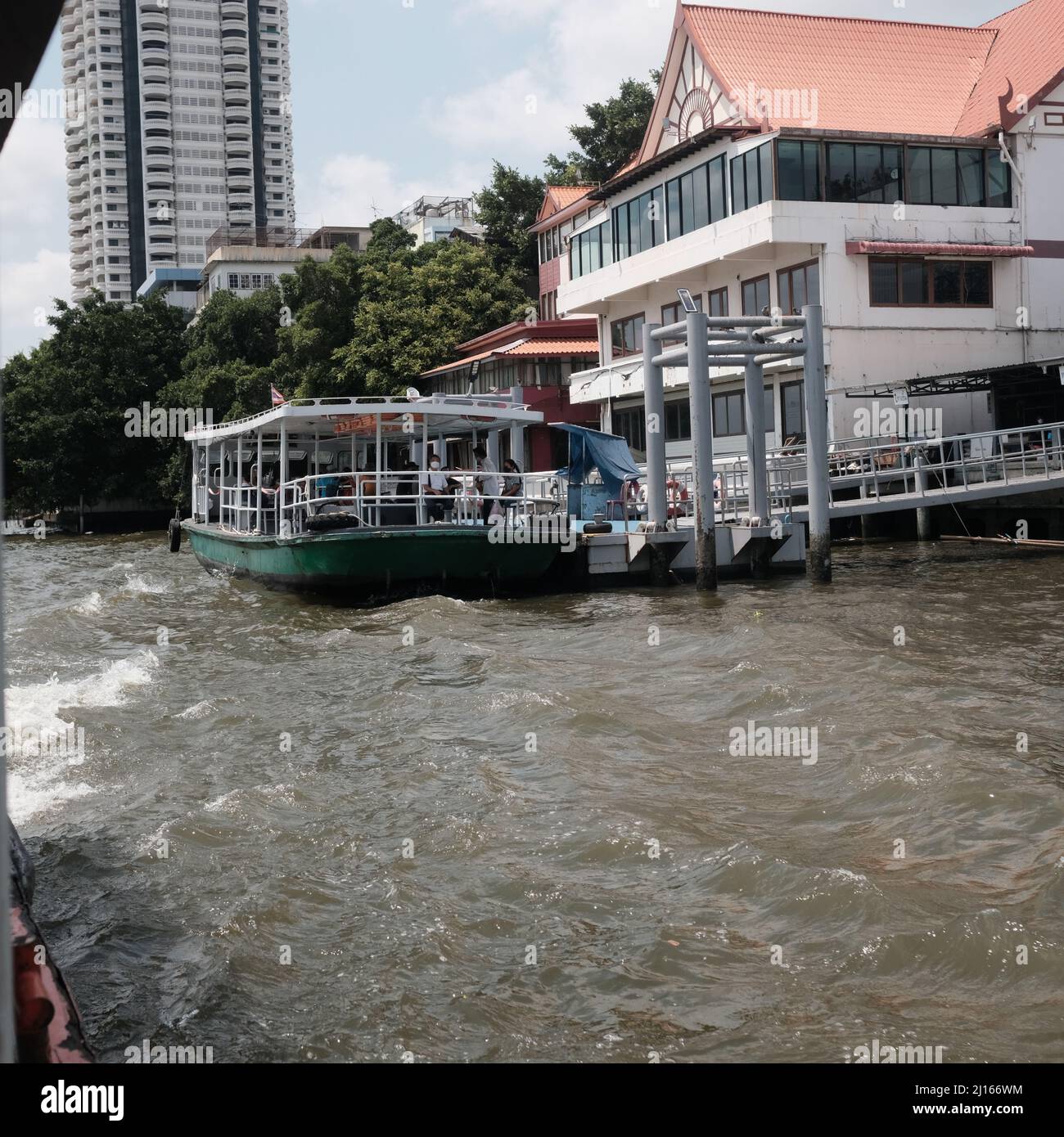 Cross River Ferries sul fiume Chao Phraya trasporto a Bangkok Thailandia Foto Stock