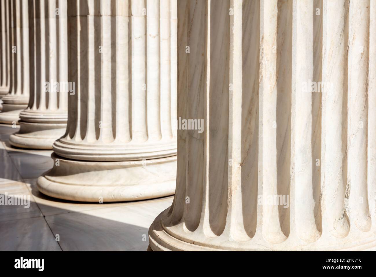 Pilastri di fila. Colonne classiche in marmo bianco, edificio della Giustizia, colonnato ingresso corte, vista ravvicinata Foto Stock