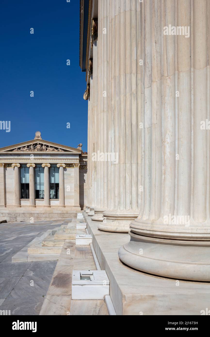 Colonne e scale in marmo bianco. Atene Grecia Accademia neoclassico edificio colonnato. Colonne classiche in una riga. Foto Stock