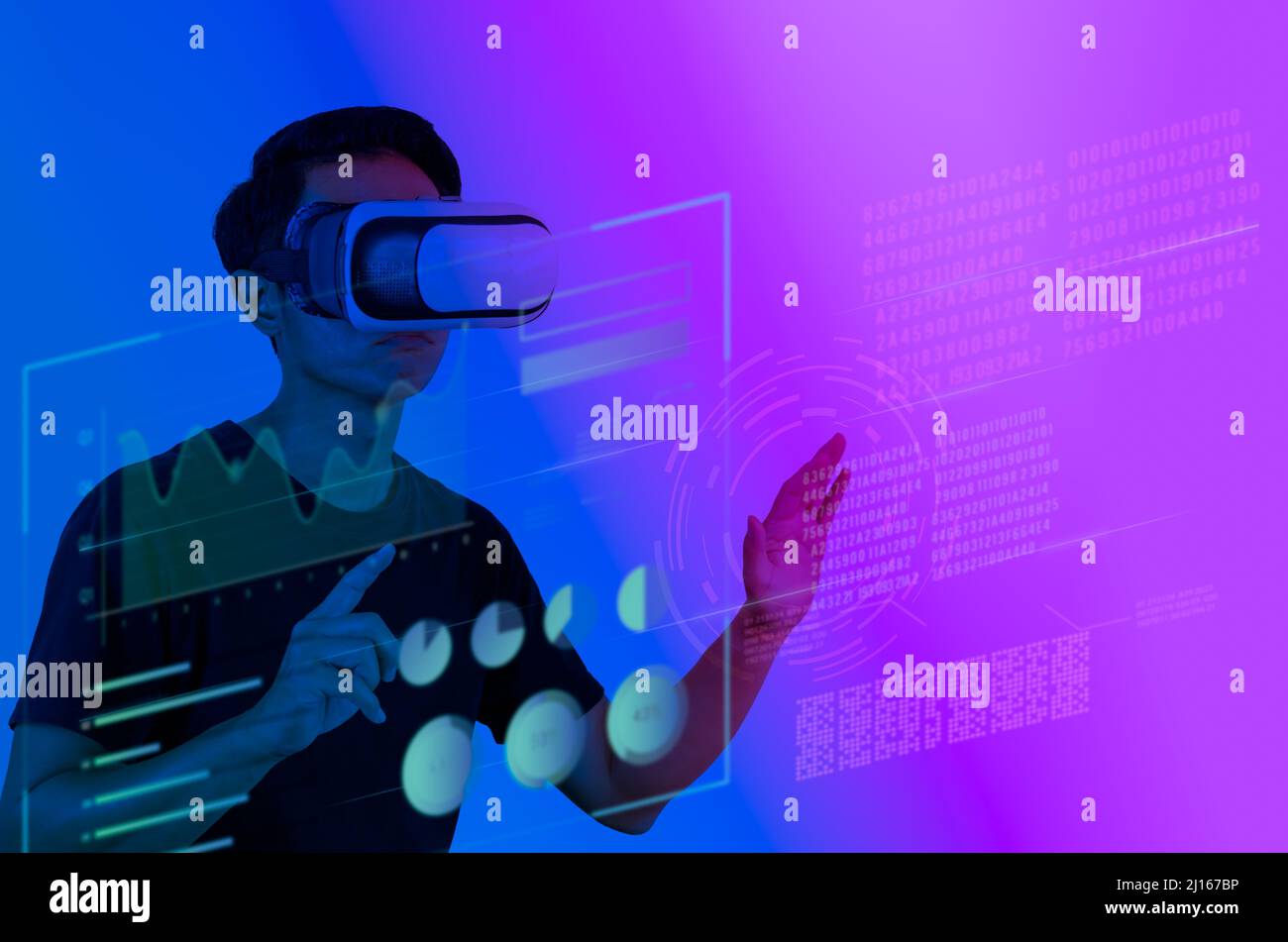 Uomo che indossa occhiali VR touch schermo virtuale tecnologia metaverse connessione internet globale social network virtuale. Foto Stock