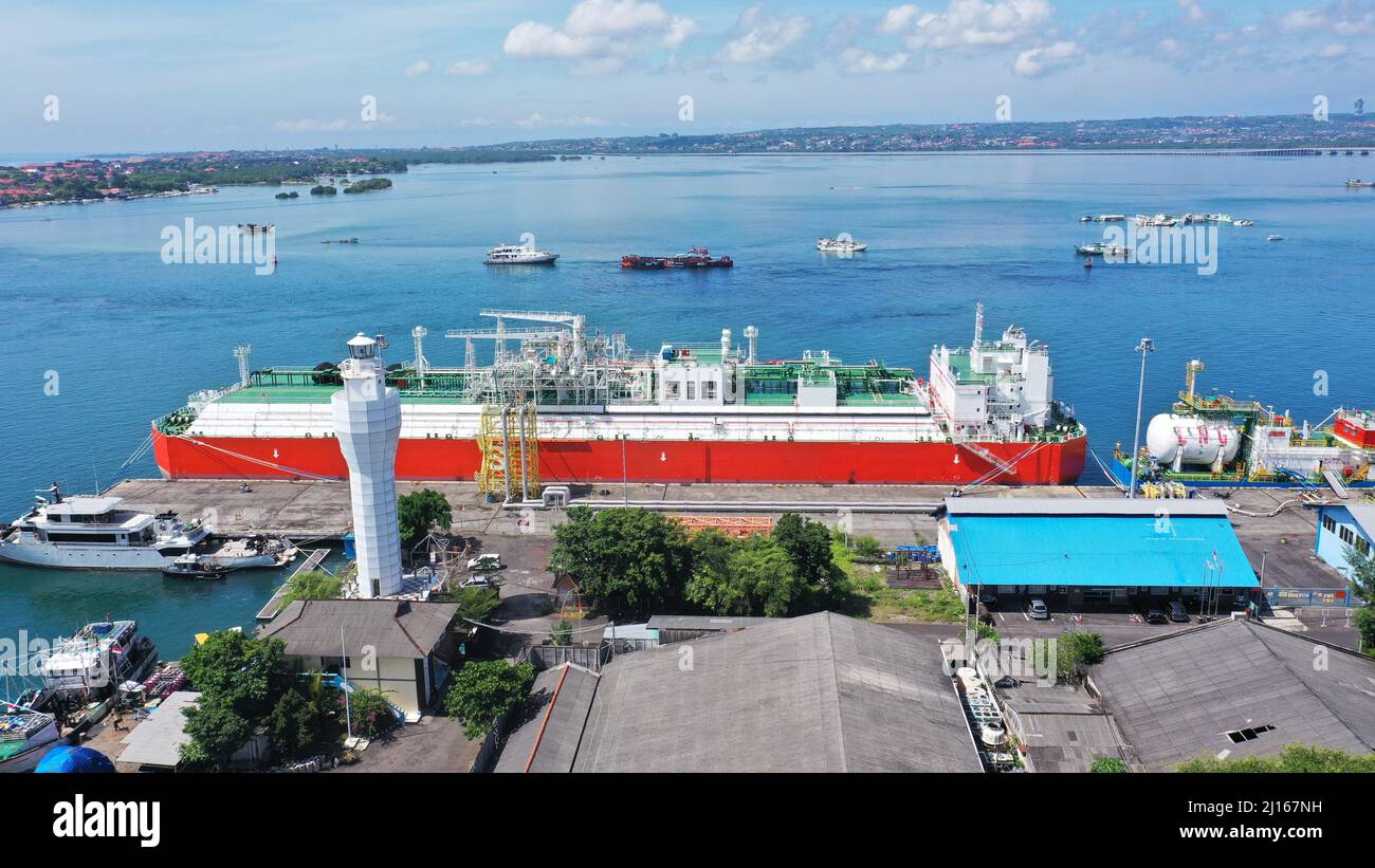 La nave GNL a Bali, Indonesia, è ormeggiata nel porto di Benoa Foto Stock