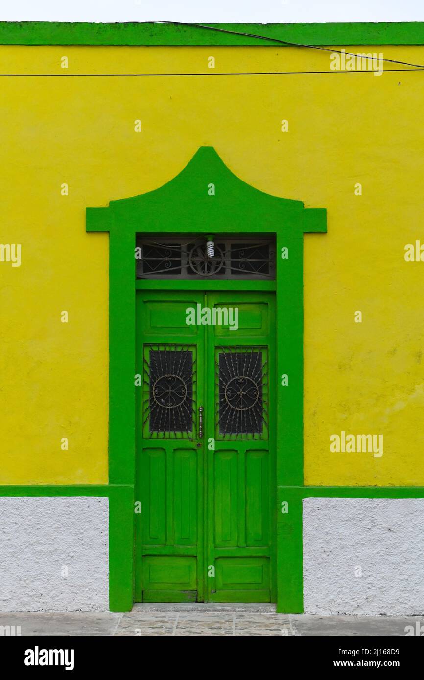 Vecchia porta di una casa in stile coloniale, Ticul , Yucatan, Messico Foto Stock