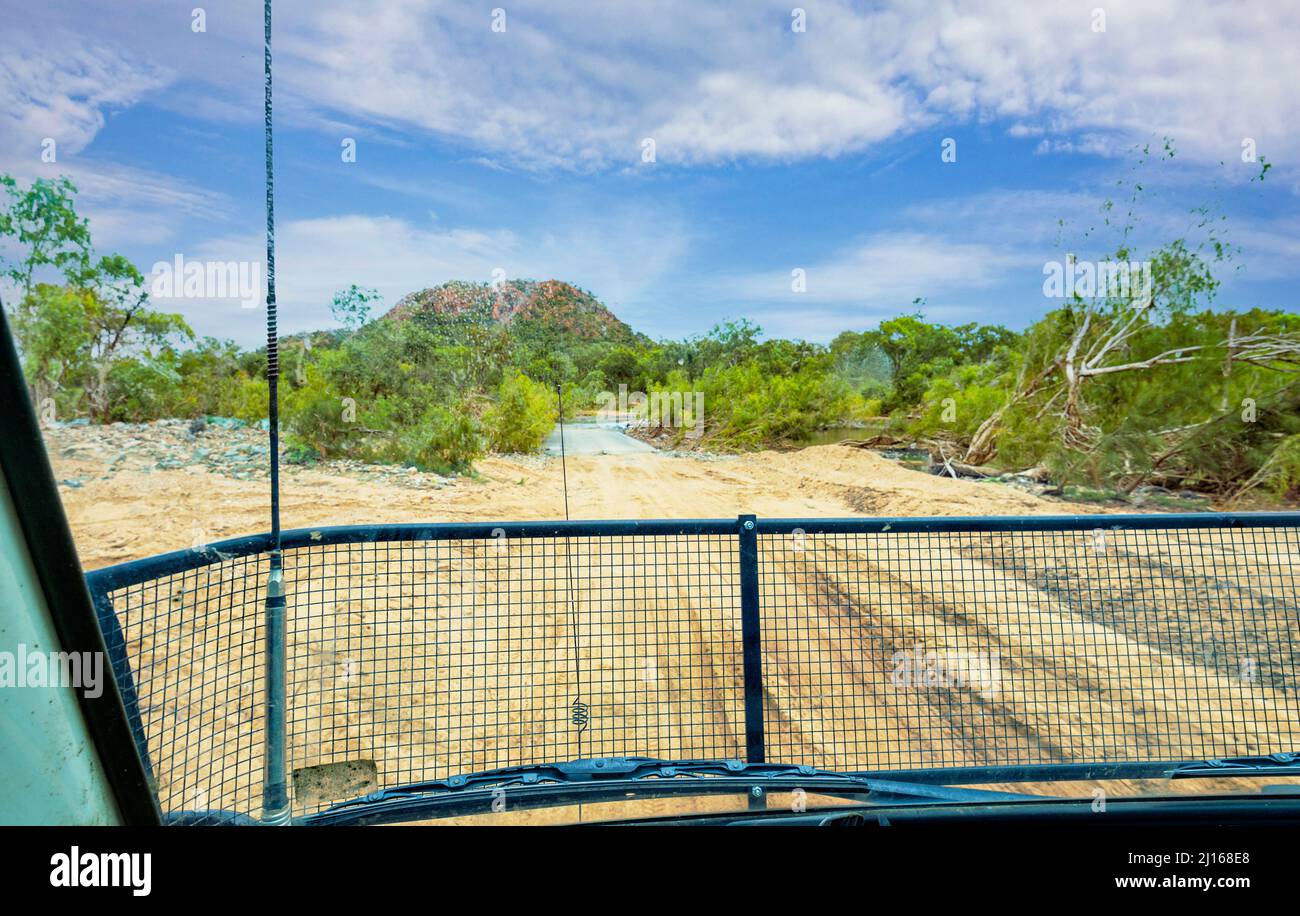 Guida fuoristrada su una pista sabbiosa nell'Australian Outback, Central Queensland, QLD, Australia Foto Stock