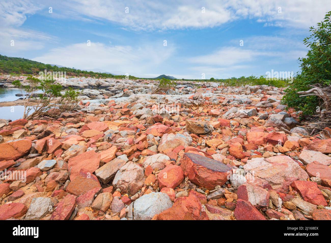 Vista panoramica dei massi rossi nel fiume Copperfield, Queensland centrale, QLD, Australia Foto Stock
