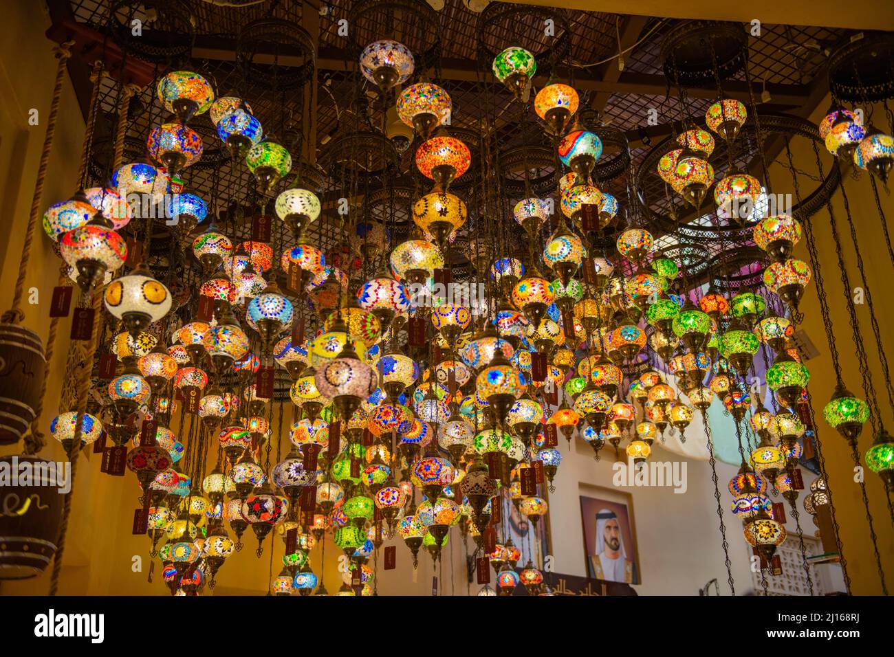 lanterne multicolore dai colori luminosi appendono sul soffitto Foto Stock
