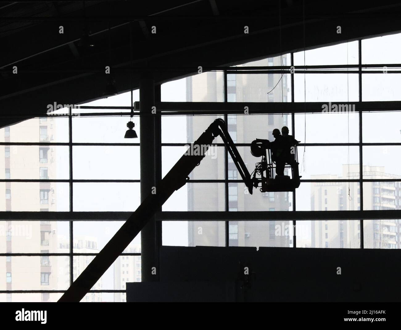 Shenyang, marzo 22. 20th Mar 2022. I membri del personale lavorano presso il cantiere dell'ospedale temporaneo presso il Shenyang International Exhibition Centre di Shenyang, nella provincia di Liaoning della Cina nord-orientale, il 22 marzo 2022. L'ospedale temporaneo e la stazione sanitaria presso il centro fieristico internazionale di Shenyang sono iniziati i lavori il 20 marzo 2022. Credit: Yang Qing/Xinhua/Alamy Live News Foto Stock