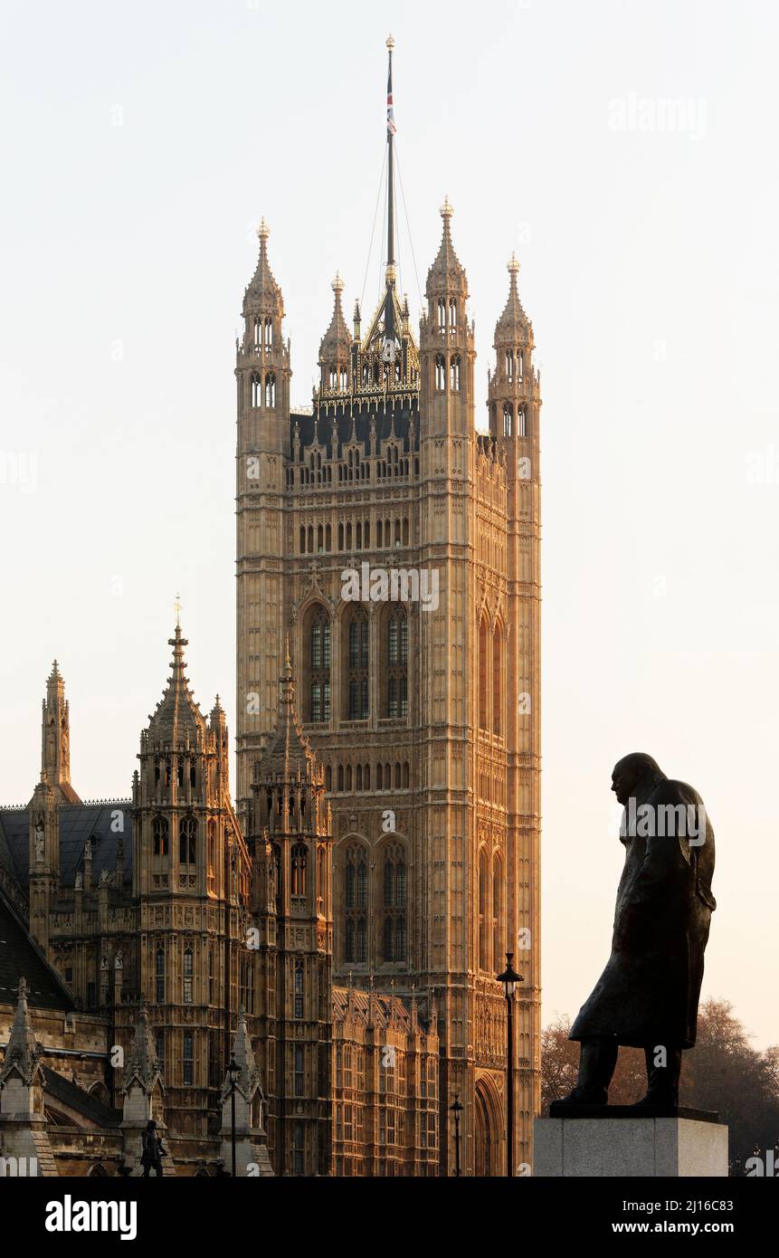 Victoria Tower, davor Statua von Winston Churchill, premierminister britischer Foto Stock