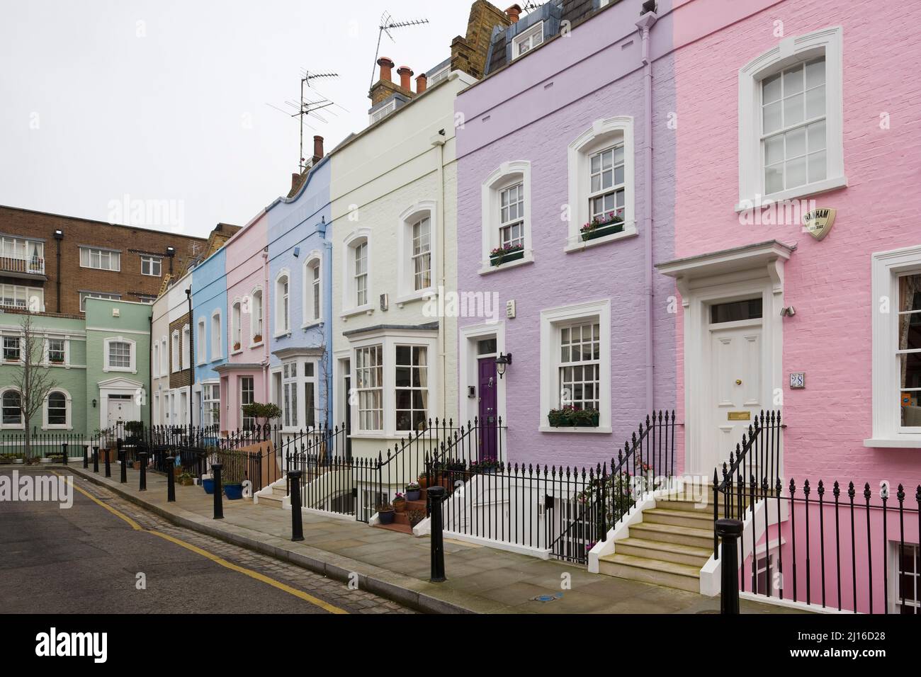 Pastelfarbene Reihenhäuser, in den Romanen von John le Carré lebt der Chef des Geheimdienstes MI6, George Smiley in der Bywater Street N° 9 Foto Stock