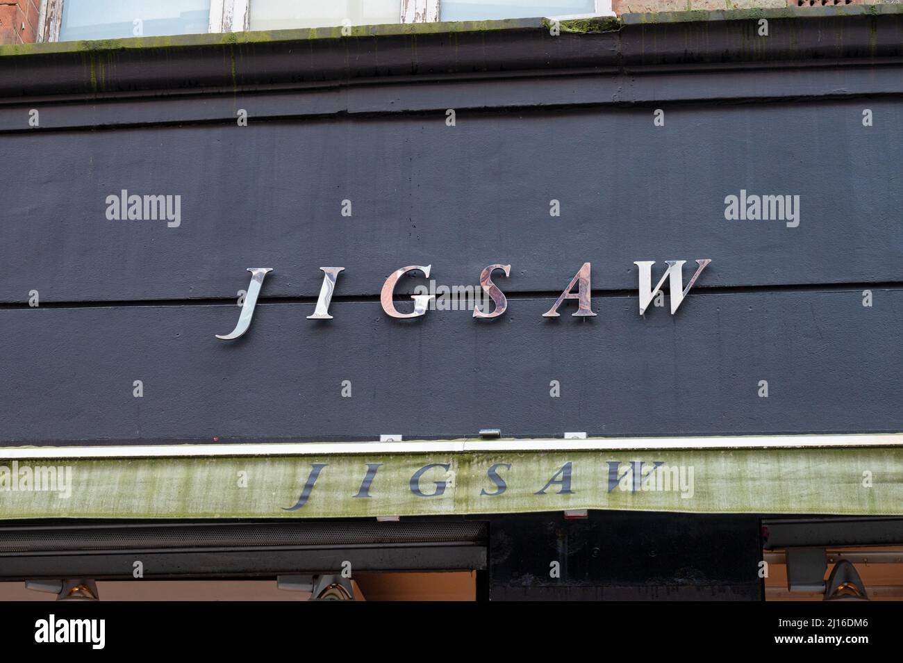 Belfast, Regno Unito - 21 febbraio 2022: L'insegna per il negozio di abbigliamento Jigsaw a Belfast, Irlanda del Nord. Foto Stock