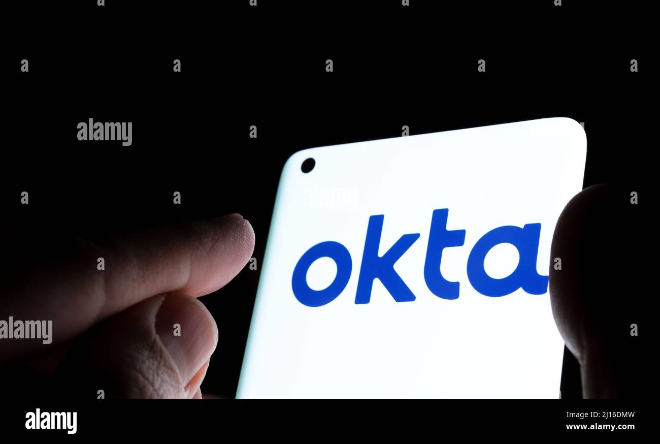 Logo della società di sicurezza Okta visualizzato sullo smartphone. Concetto per hack. Stafford, Regno Unito, 22 marzo 2022. Foto Stock