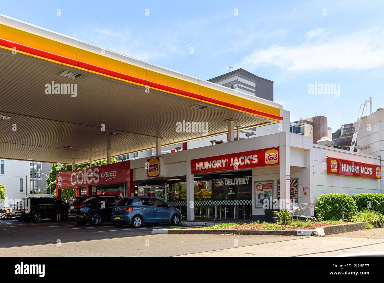 A Coles Express e Hungry Jack's presso una stazione di servizio Shell a Woolloomooloo, Sydney Foto Stock