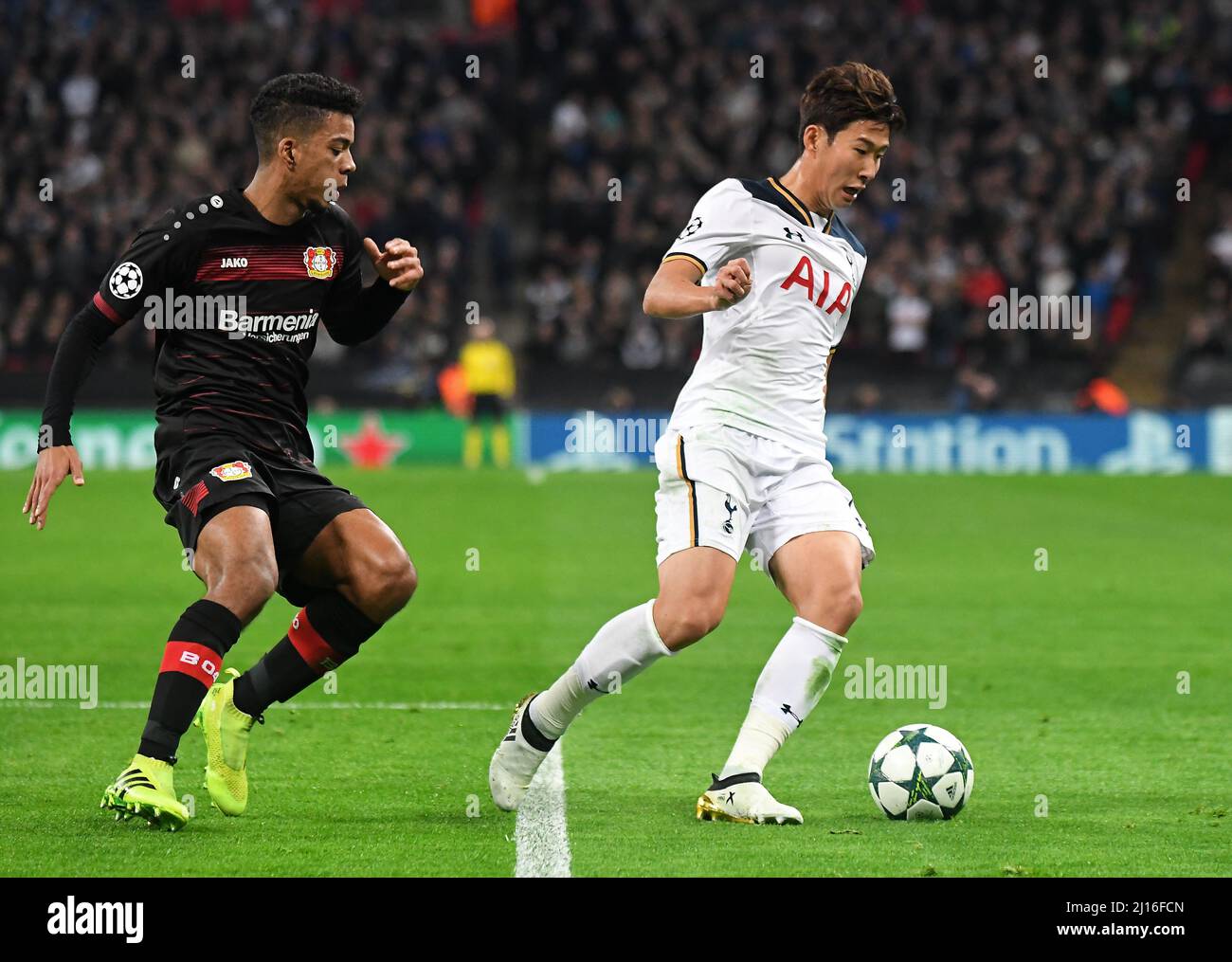 LONDRA, INGHILTERRA - 2 NOVEMBRE 2016: Benjamin Henrichs (L) di Leverkusen e Heung-min Son (R) di Tottenham raffigurati in azione durante la partita UEFA Champions League Group e tra Tottenham Hotspur e Bayern Leverkusen allo stadio di Wembley. Copyright: Cosmin Iftode/Picstaff Foto Stock