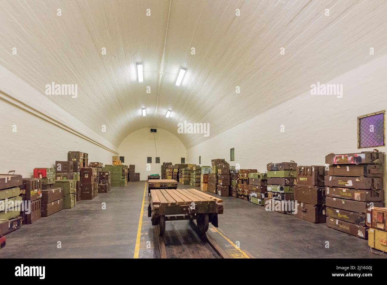 Un tunnel di stoccaggio delle munizioni (disutilizzato dal gennaio 2000) al RAN Newington Armament Depot (Armory) accanto al fiume Parramatta a Sydney, Australia Foto Stock