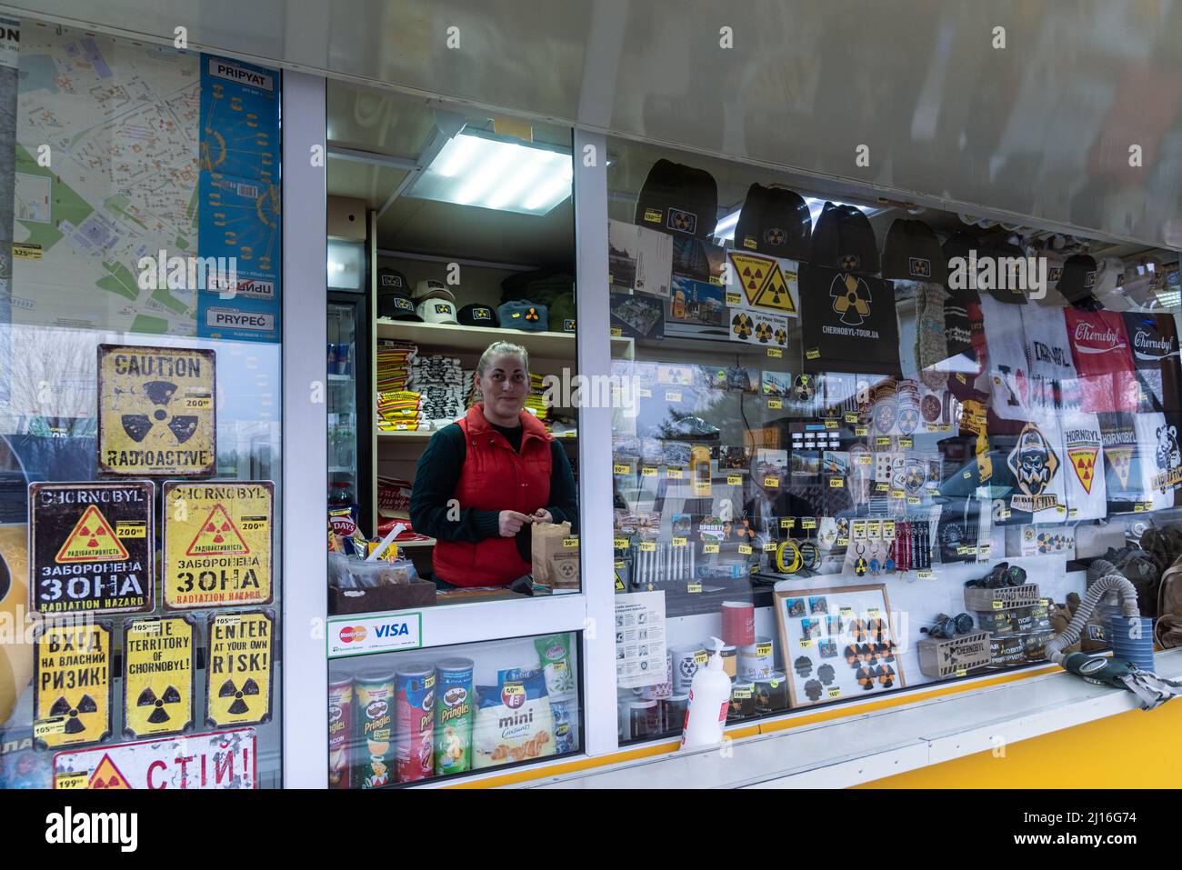 Un negozio di souvenir all'ingresso della zona di esclusione di Chernobyl. Zona di esclusione di Chernobyl Foto Stock